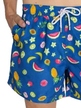 Short de baño azul con estampado tropical de frutas, cintura elástica con cordón ajustable gris y bolsillos laterales.