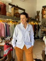 Camisa blanca de manga larga, de corte clásico y holgado, confeccionada en algodón con botones de madera.
