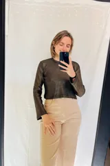 Sweater dorado de mangas largas con tejido brillante.