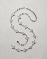 Cinto de cadena plateada con dijes en forma de trébol de cuatro hojas cubiertos de strass, ajustable.