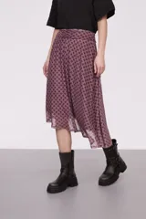 Falda midi evasé con estampado geométrico en tonos borgoña y rosa.