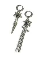 Aros colgantes asimétricos de acero quirúrgico. Un aro cuenta con un dije de estrella y un colgante en forma de púa, mientras que el otro presenta un dije de estrella acompañado de múltiples cadenas colgantes.