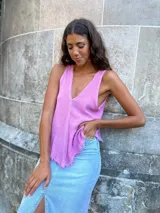 Musculosa color lila con escote en V y terminaciones desflecadas.