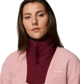 Campera polar de mujer con cierre frontal completo, cuello alto y bolsillos laterales con cierre. Presenta un diseño en bloques de color rosa y bordó, con logo de la marca bordado en el pecho.