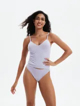 Musculosa blanca de tejido acanalado, con escote en V y tirantes finos.