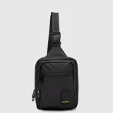 Bandolera negra de diseño compacto con correa ajustable, compartimento principal con cierre y bolsillo frontal adicional. Presenta logo de la marca en la parte inferior y tiradores de cierre personalizados.