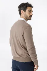 Sweater de punto color azul marino, con cuello en V y mangas largas.