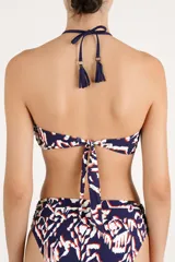 Top de bikini estilo bandeau con escote en U, diseño estampado en tonos azul, blanco y naranja, con detalles de trenzado en los bordes superiores y tiras para atar al cuello con borlas decorativas.