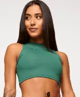 Top deportivo verde con cuello alto, corte crop y logo estampado en el pecho.