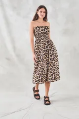 Vestido midi strapless con estampado animal print.