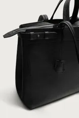 Bolso shopper de piel con acabado abatanado, compartimento principal con cierre de cremallera, dos asas de mano, dos asas de hombro y detalle de llavero.