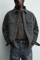 Sobrecamisa de corte regular confeccionada en tejido con estructura diagonal repelente al agua. Presenta cuello solapa, cierre frontal con botones, mangas largas con puños abotonados y bolsillos plastrón con solapa en el pecho.