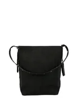 Cartera tipo tote de la marca Hush Puppies, color negro, con diseño minimalista y cierre superior. Incluye un colgante decorativo con el logo de la marca y correas ajustables.