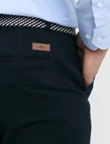 Pantalon de vestir azul marino de corte recto, con bolsillos laterales inclinados y bolsillos traseros de doble ribete.