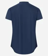 Remera deportiva de microfibra color azul marino, con cuello redondo, mangas cortas y estampa lateral con diseño de ondas en tonos verde claro y gris.