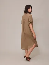 Vestido camisero largo de lino y algodón, color azul, con cuello camisero y botones frontales.