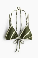 Top de bikini de triángulo con estampado tie-dye en tonos verde militar y blanco, breteles ajustables y tiras para anudar en la espalda y el cuello.