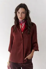 Camisa color ladrillo de satén con cuello clásico, mangas 3/4 y cierre con botones.
