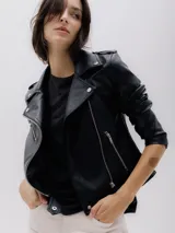 Chaqueta biker negra de cuero sintético con cuello de motociclista, mangas largas, cierre con cremallera y bolsillos delanteros.