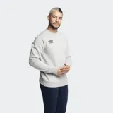 Buzo gris de cuello redondo con logo de Umbro estampado en el pecho. Tiene puños y dobladillo acanalados.