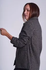 Blazer marrón a cuadros con corte relajado, botones delanteros y solapas clásicas.
