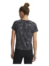 Remera deportiva de manga corta Under Armour con tecnología Iso-Chill que disipa el calor corporal. Presenta un estampado jaspeado en tonos negros y grises, cuello redondo, logo de la marca en el pecho y aberturas laterales en el bajo.