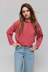 Jean wide leg azul oscuro de tiro bajo, con calce relajado y piernas amplias de diseño clásico de cinco bolsillos.
