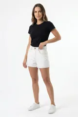 Short de denim blanco de tiro alto, con costuras pespuntadas en contraste, bolsillos delanteros y traseros, y cierre frontal con botón y cremallera.