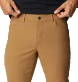 Pantalón de senderismo color marrón, con tecnología Omni-Heat™ termorreflectante y acabado Omni-Shield™ repelente a la humedad y manchas. Cuenta con bolsillos laterales, bolsillos traseros y un bolsillo de seguridad con cremallera.