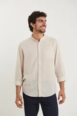 Camisa de cuello mao y manga larga, confeccionada en una mezcla de lino y algodón. Presenta un diseño de corte recto con botones en tono natural y un bolsillo pequeño en el pecho.