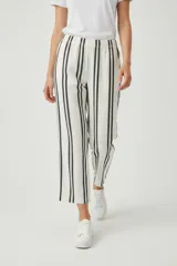 Pantalon de corte holgado con diseño de rayas verticales negras sobre fondo blanco, presenta cintura elástica.