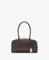Bolso de mano de poliuretano color marrón oscuro, con diseño rectangular estructurado, cierre de solapa frontal y asa corta de hombro.
