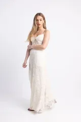 Vestido largo de encaje color blanco, con breteles finos y forro de lino en la parte superior.