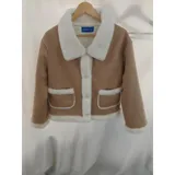 Campera tipo gamulán de color beige con forro y detalles de corderito sintético blanco en cuello, puños, bolsillos y ruedo. Presenta cierre frontal con botones y dos bolsillos frontales con solapa.