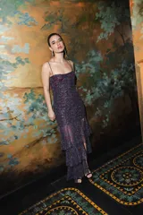 Vestido largo con diseño fruncido en todo el cuerpo, tirantes finos removibles, escote recto y falda con volados asimétricos y tajo lateral. Presenta un estampado de efecto tie-dye en tonos marrones y beige.