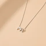 Collar de cadena fina de plata 925 con un dije central que presenta las letras 'MA' en un diseño tipográfico redondeado y moderno.