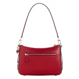 Cartera Guess Daryna II tipo baguette, color rojo, con correa de hombro y logo triangular dorado en el frente. Incluye llavero con dijes colgantes.