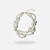 Collar de diseño trenzado compuesto por múltiples hilos de perlas de resina en diversos tamaños, con cierre de mosquetón y cadena de ajuste.