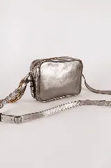 Cartera bandolera rectangular de cuero color plateado con correa fina ajustable y cierre con flecos.