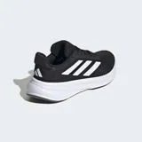 Championes de running Adidas, color negro con las tres tiras blancas y suela blanca.