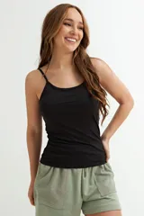 Musculosa negra de algodón con tirantes finos.