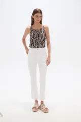 Pantalon jean de corte recto y tiro alto, color blanco, con ruedo deshilachado.