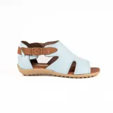 Sandalia baja combinada de cuero en color celeste con detalles en marrón tostado, tira con hebilla lateral ajustable y suela texturizada.