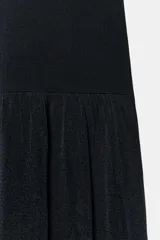 Vestido largo negro de punto con cuello redondo, manga corta y bajo con tejido combinado semitransparente.