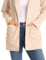 Blazer de corte largo confeccionado en tejido símil gamuza con textura aterciopelada. Presenta cuello con solapas, frente abierto sin botones y dos bolsillos de parche frontales.