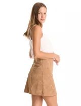 Minifalda de gamuza sintética color marrón con acabado aterciopelado, corte recto con costuras verticales decorativas y cierre lateral invisible.