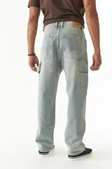 Jean estilo carpenter de corte relajado, recto y amplio, con diseño de cinco bolsillos y costuras reforzadas características del modelo. Presenta un acabado lavado en tono gris oscuro.