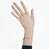 Pulsera de baño de oro con dijes colgantes que incluyen una flor, un cristal azul en forma de pera, un ojo turco, una perla de cristal y una herradura, todos decorados con cristales. Cuenta con cierre deslizante ajustable.