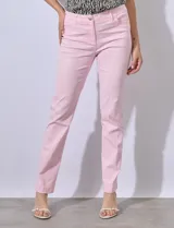 Pantalón blanco de gabardina elastizada, marca Zac & Rachel. Con pretina con pasadores, botón y cierre. Delantera con tres bolsillos. Trasera con bolsillos ojal.