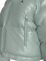 Campera puffer de corte cropped y relajado, marca Calvin Klein. Confeccionada en nailon impermeable con relleno de plumas y plumón. Presenta cuello alto, cierre frontal de cremallera, bolsillos laterales con cierre, puños elásticos y bajo ajustable con cordón. Incluye el monograma de la marca estampado en el pecho.